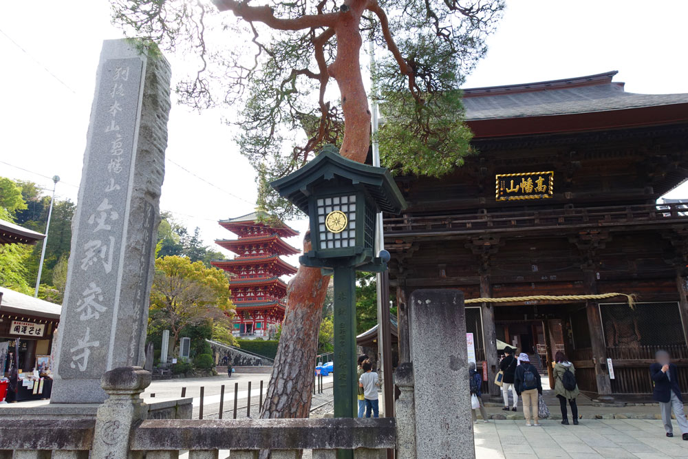 高幡不動尊の寺号標柱