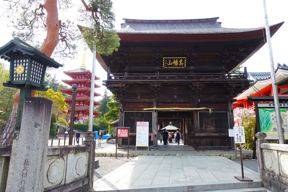 高幡不動尊の楼門