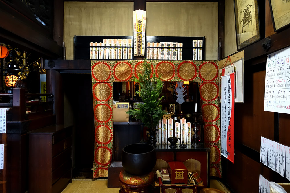 身延別院　本堂内