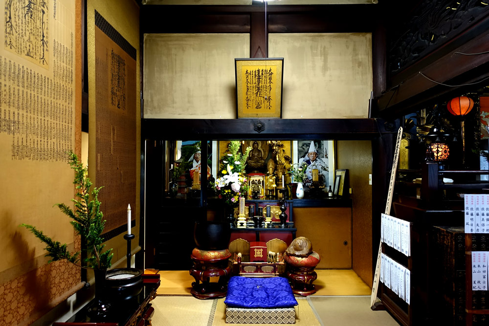 身延別院　本堂内