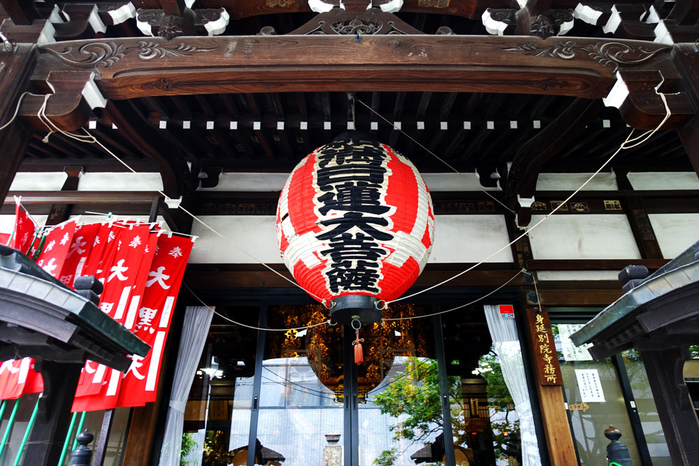 身延別院　本堂内